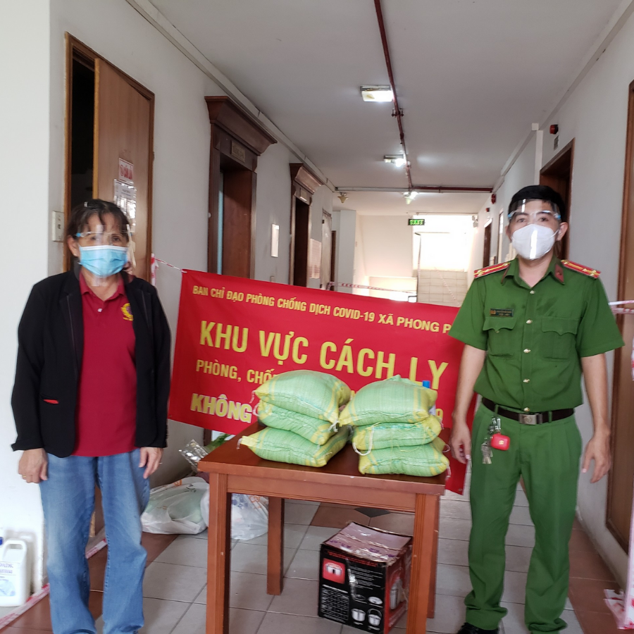 nhan vien myhouse phoi hop cung co quan chuc nang ho tro nhu yeu pham den cu dan