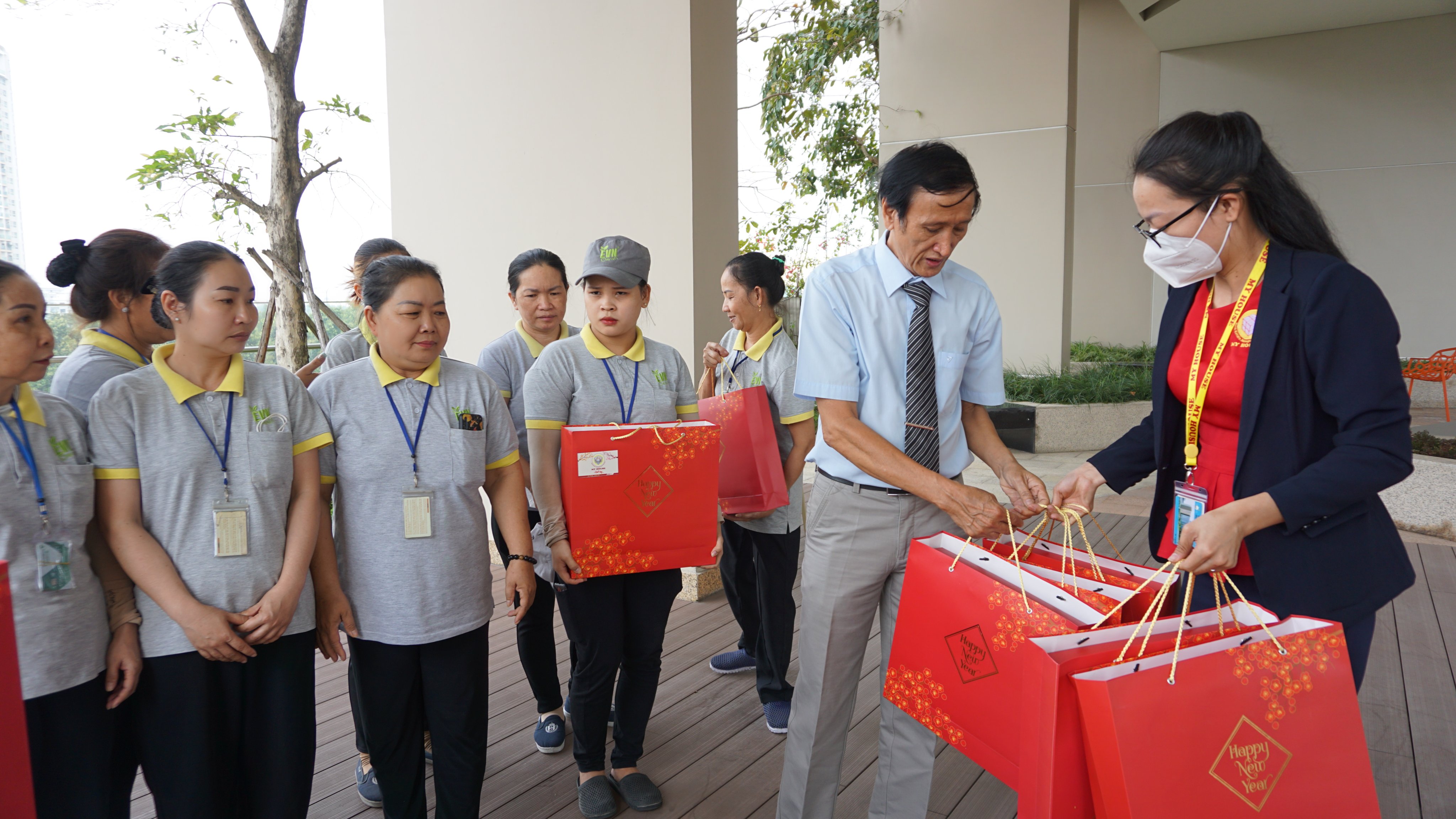 Ban Lãnh đạo My House tận tay trao quà đến nhân viên