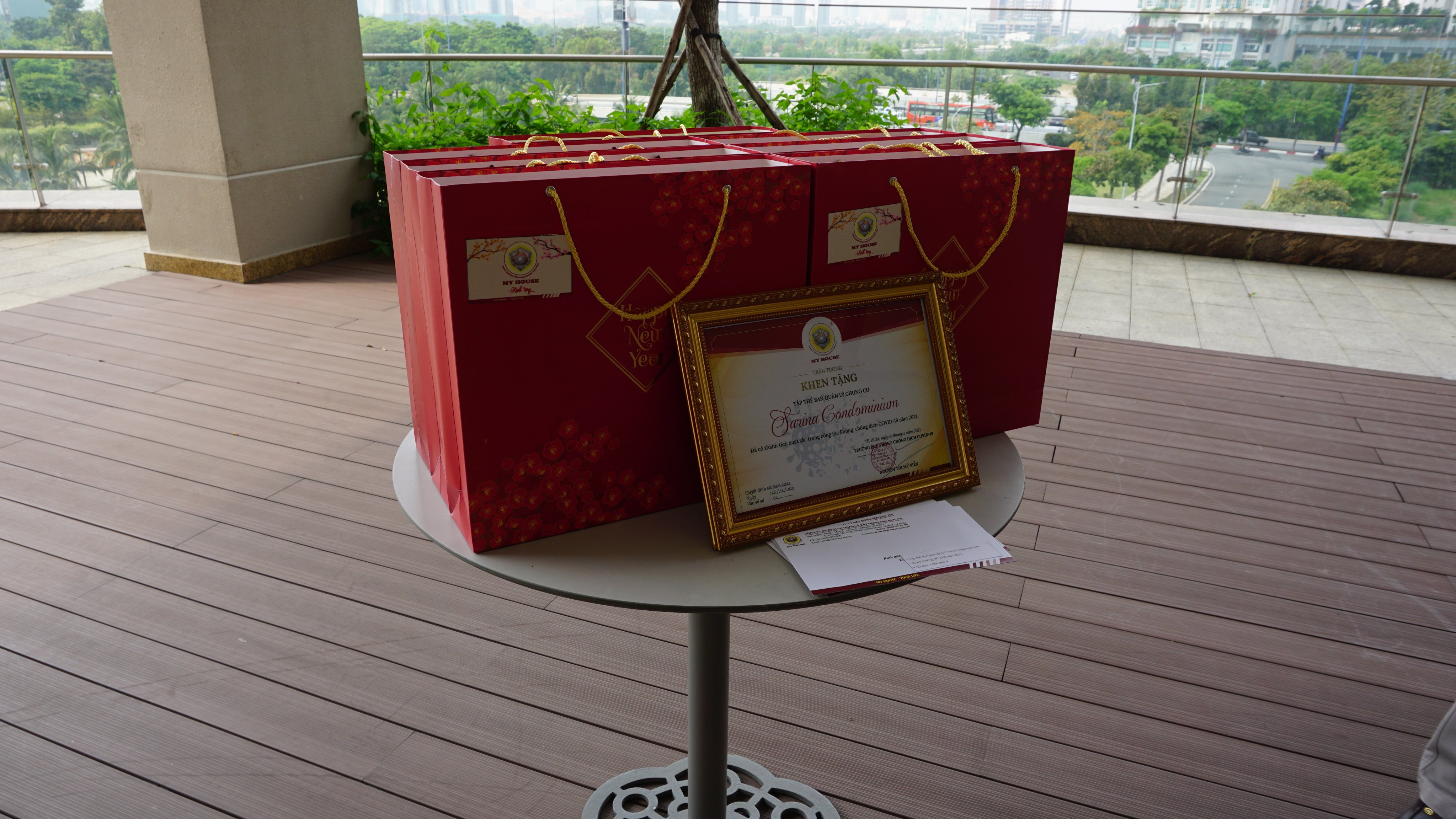 Ban Lãnh đạo My House tận tay trao quà đến nhân viên