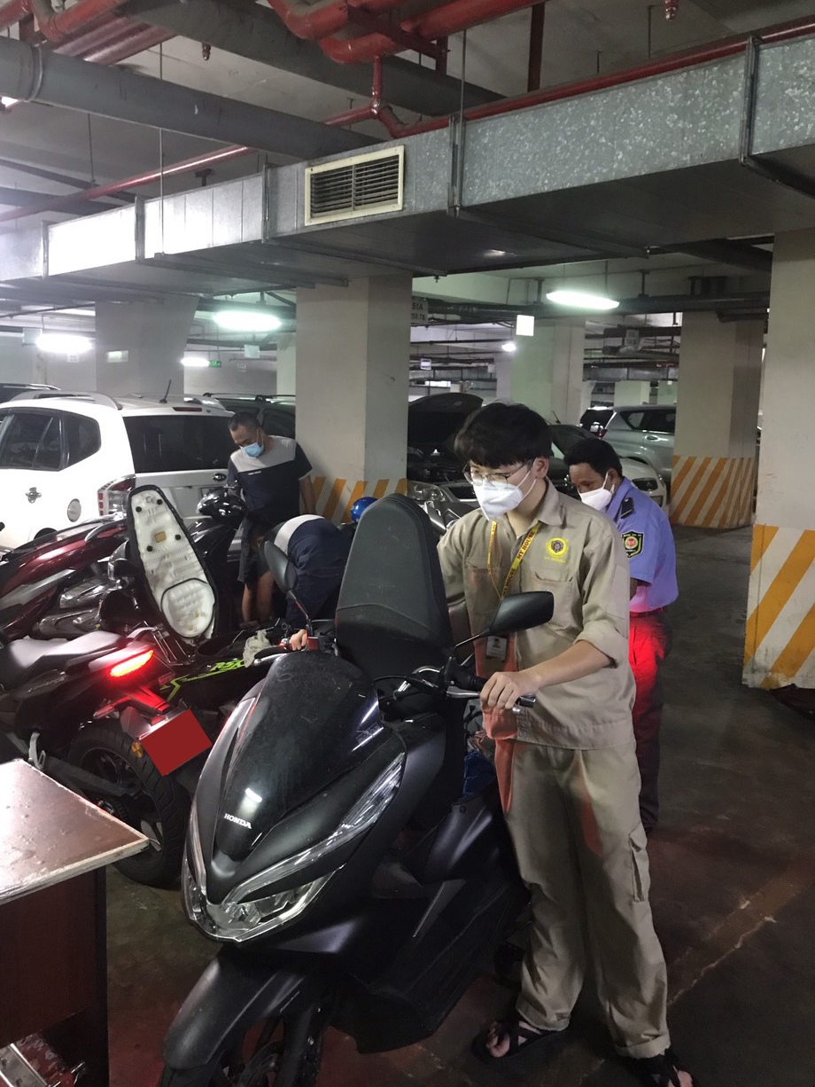 BQL MY HOUSE CHỦ ĐỘNG CHUẨN BỊ BÌNH KHÍ NÉN, BÌNH ẮC QUY ĐỂ BƠM BÁNH XE VÀ KÍCH BÌNH XE MÁY CHO CƯ DÂN SAU 3 THÁNG GIÃN CÁCH