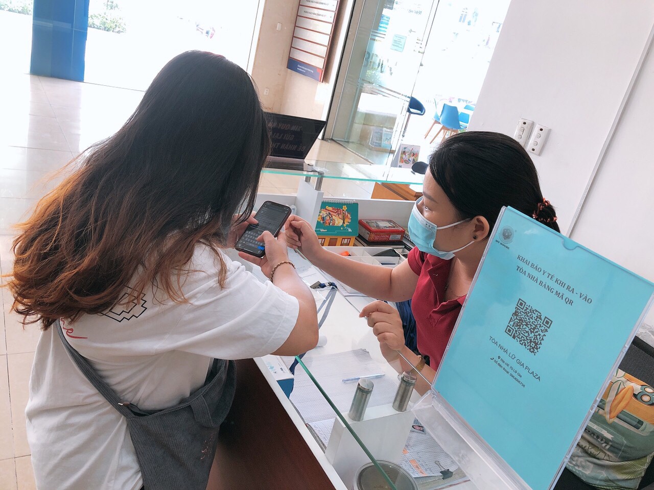 le tan my house huong dan khach vang lai check in phong chong dich covid 19