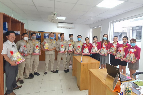 MY HOUSE danh tang qua tet cho nhan vien