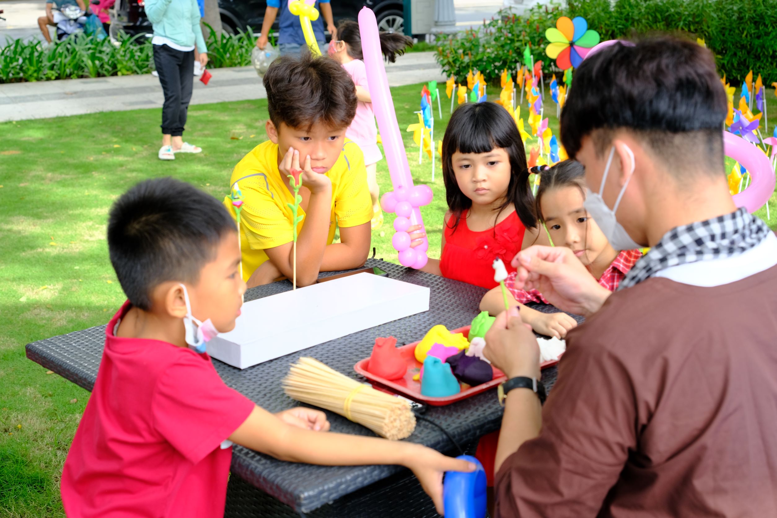 My House mang khong khi ngay hoi quoc te thieu nhi den cac em nho