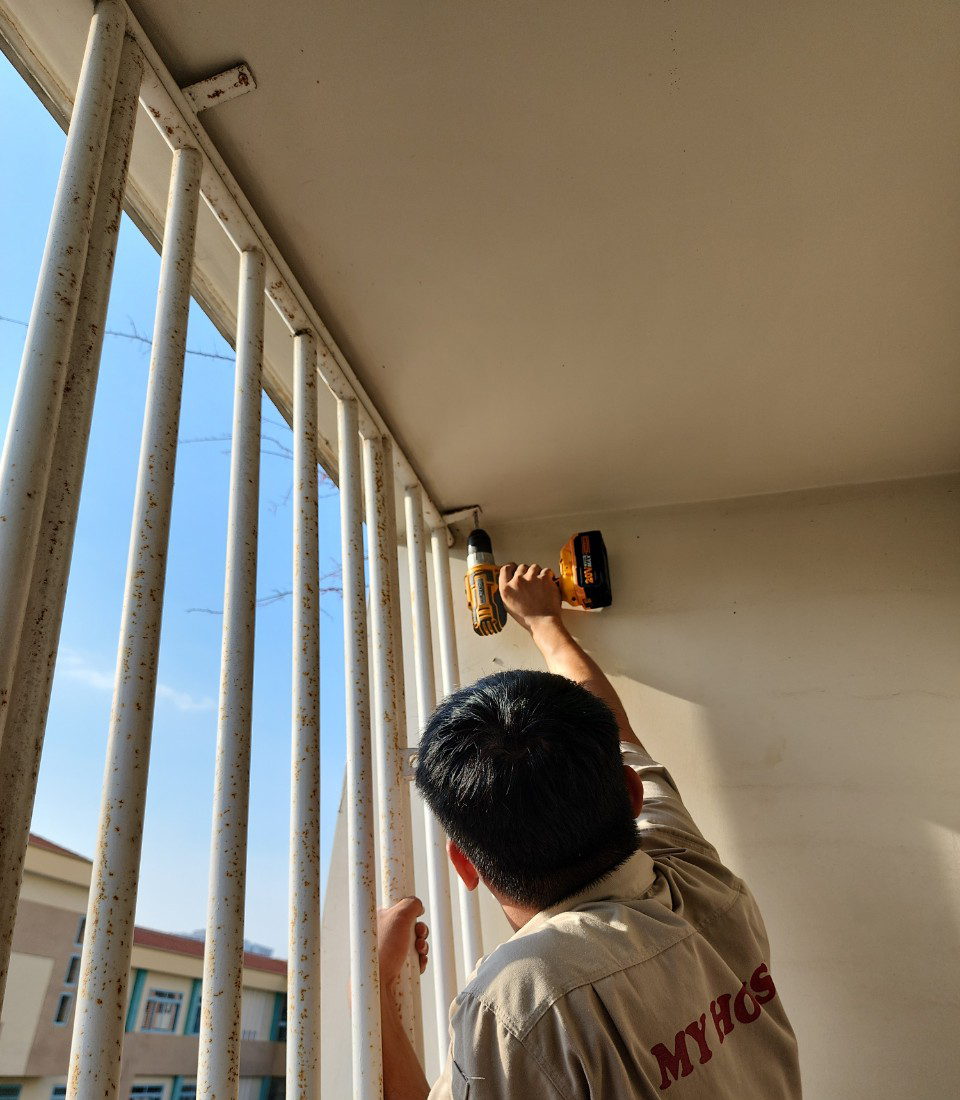 Nhân viên kỹ thuật My House đang tháo dỡ khung sắt