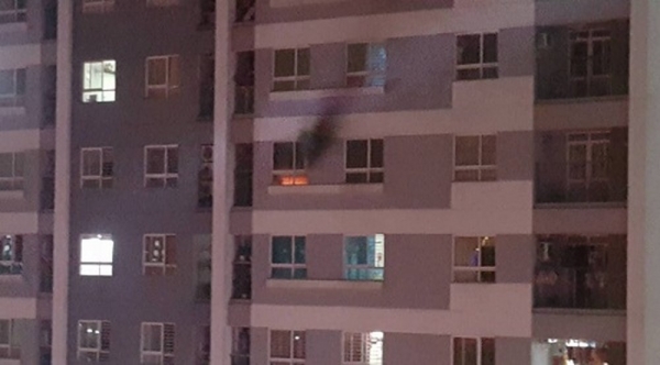 CHÁY CĂN HỘ CHUNG CƯ VẮNG CHỦ, LÍNH CỨU HỎA PHÁ CỬA