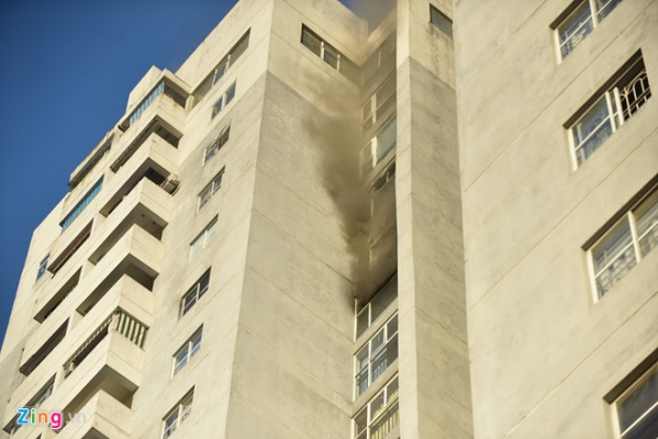 CHÁY Ở CHUNG CƯ CAO 23 TẦNG TẠI HÀ NỘI, HÀNG TRĂM NGƯỜI THÁO CHẠY, GÂY CẢNH KẸT XE CỤC BỘ