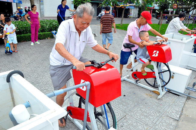 Sài Gòn nổi hứng: Trẻ già kéo nhau đạp xe lọc nước kênh Nhiêu Lộc.
